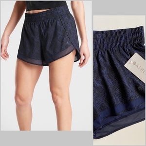NWT ATHLETA Printed Mesh Racer Run Short Blue Python 4" SMALL